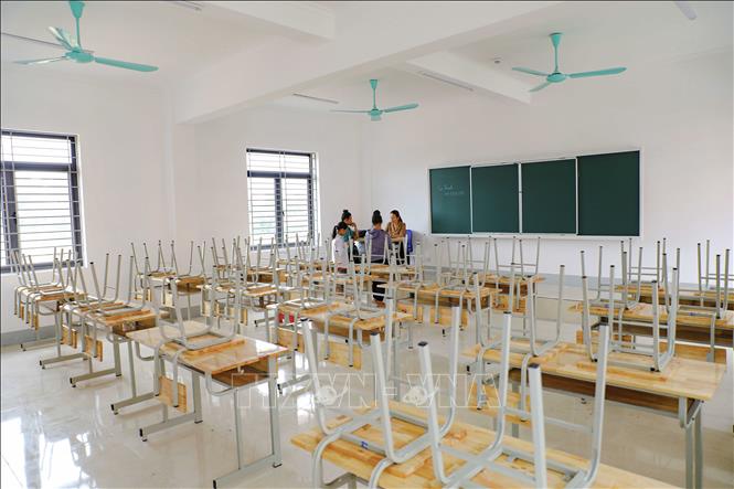 Phòng học mới của Trường Phổ thông nội trú Tiểu học và THCS Sam Mứn được trang bị đồng bộ bàn ghế, bảng viết và hệ thống quạt, sẵn sàng phục vụ việc dạy và học. Ảnh: Xuân Tư - TTXVN