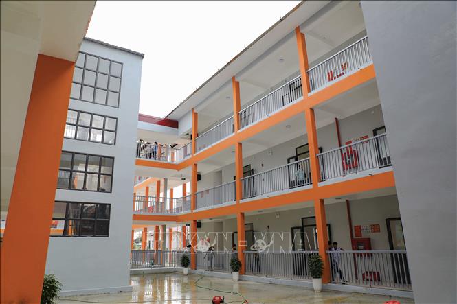 Khu nhà học của Trường Phổ thông nội trú Tiểu học và THCS Sam Mứn được thiết kế theo dạng hành lang liên hoàn, tạo không gian rộng rãi, thuận tiện cho học sinh học tập và sinh hoạt. Ảnh: Xuân Tư - TTXVN