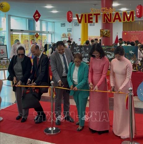 Bà Trần Lê Dung, Trưởng Thương vụ Việt Nam tại Maroc (ngoài cùng, bên phải) tham gia sự kiện giới thiệu kinh tế Việt Nam tại Maroc. Ảnh: TTXVN phát