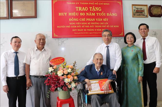 Đồng chí Nguyễn Phước Lộc, Ủy viên Trung ương Đảng, Phó Bí thư Thành ủy, Chủ tịch Ủy ban MTTQ Việt Nam TP. Hồ Chí Minh trao Huy hiệu 80 năm tuổi Đảng cho đồng chí Phan Văn Sít, sinh năm 1927 (ngụ phường Chợ Lớn, TP. Hồ Chí Minh), nguyên Phó Giám đốc Sở nhà đất TP. Hồ Chí Minh. Ảnh: Anh Tuấn - TTXVN