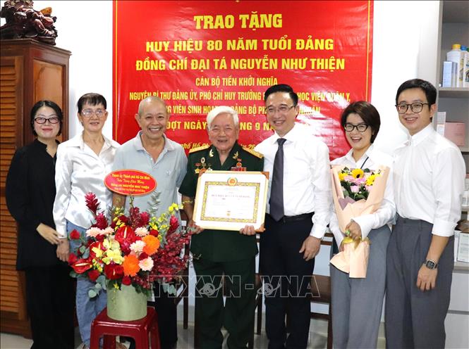 Đồng chí Đặng Minh Thông, Phó bí thư Thành ủy TP. Hồ Chí Minh trao Huy hiệu 80 năm tuổi Đảng cho đồng chí Nguyễn Như Thiện, nguyên Phó chỉ huy trưởng Phân hiệu Học viện Quân y. Ảnh: TTXVN phát