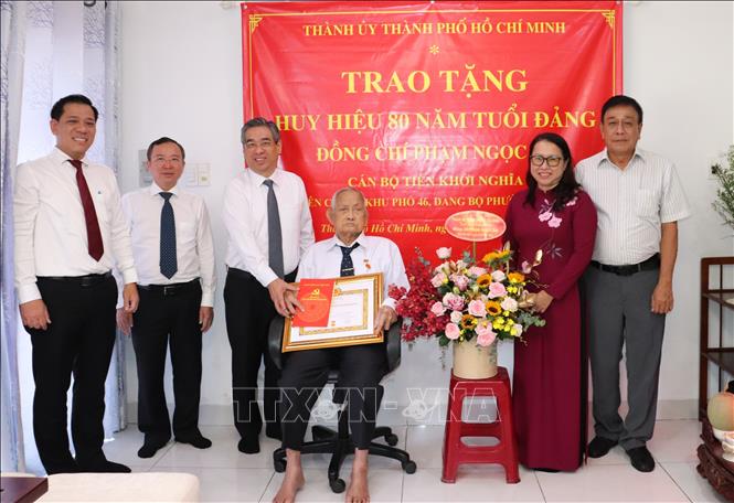 Đồng chí Nguyễn Phước Lộc, Ủy viên Trung ương Đảng, Phó Bí thư Thành ủy, Chủ tịch Ủy ban MTTQ Việt Nam TP. Hồ Chí Minh trao Huy hiệu 80 năm tuổi Đảng đến đồng chí Phạm Ngọc Ẩn, sinh năm 1927 (ngụ phường Chánh Hưng, TP. Hồ Chí Minh), nguyên Trưởng Phòng Nông nghiệp Quận 8 (trước đây). Ảnh: TTXVN phát