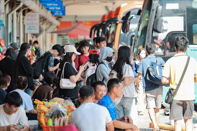 Nhiều người dân lựa chọn xe khách để trở về quê nghỉ lễ 2/9. Ảnh: Lê Đông - TTXVN