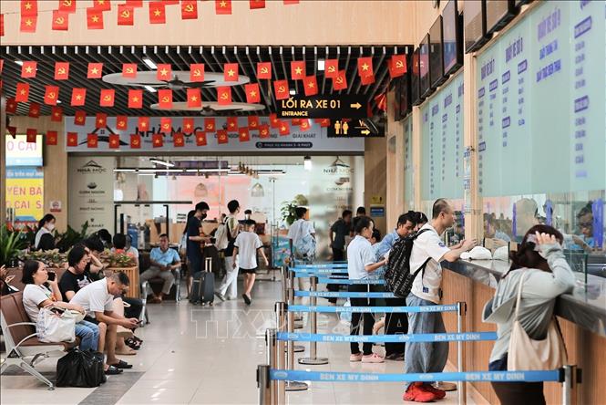 Lượng hành khách đến Bến xe Mỹ Đình tăng cao trước kỳ nghỉ lễ Quốc Khánh 2/9. Ảnh: Lê Đông - TTXVN