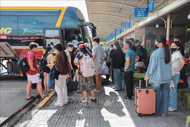 Hành khách xếp hành lý, chờ xe khởi hành tại Bến xe Mỹ Đình. Ảnh: Lê Đông - TTXVN