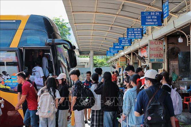 Nhiều người dân rời Thủ đô về quê trong dịp nghỉ lễ Quốc khánh 2/9. Ảnh: Lê Đông - TTXVN