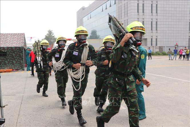 Lực lượng Bộ Tư lệnh TP. Hồ Chí Minh triển khai các biện pháp cứu hộ cứu nạn trong vụ cháy tại Công ty TNHH Timberland. Ảnh: Thanh Vũ - TTXVN