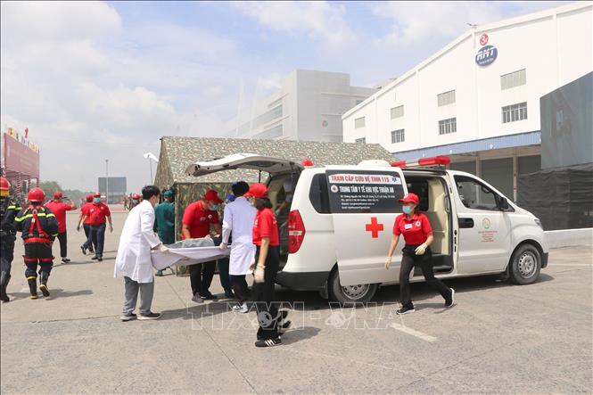 Lực lượng Hội Chữ Thập đỏ TP. Hồ Chí Minh, Trung tâm cấp cứu thành phố triển khai các biện pháp sơ cứu người bị nạn trong vụ cháy. Ảnh: Thanh Vũ - TTXVN