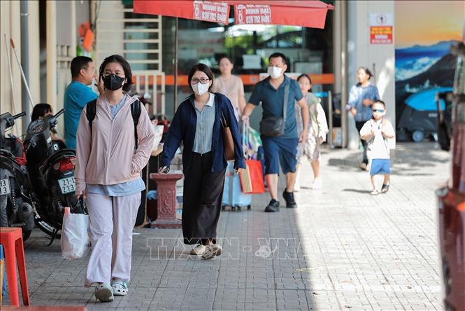Nhiều người dân lựa chọn xe khách để trở về quê nghỉ lễ 2/9. Ảnh: Lê Đông - TTXVN