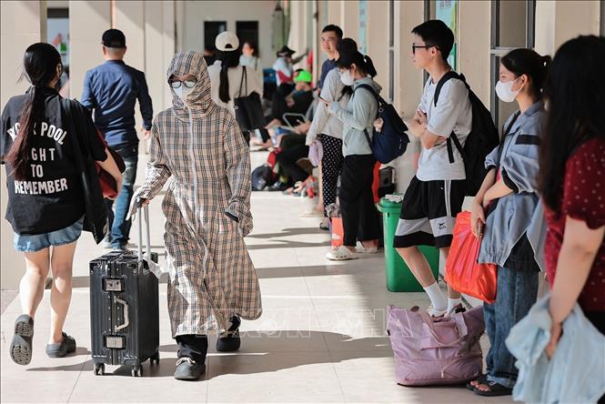 Sinh viên rời Hà Nội về quê nghỉ lễ Quốc khánh 2/9. Ảnh: Lê Đông - TTXVN