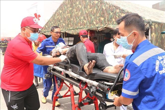 Lực lượng Hội Chữ Thập đỏ TP. Hồ Chí Minh, Trung tâm cấp cứu thành phố triển khai các biện pháp sơ cứu người bị nạn trong vụ cháy. Ảnh: Thanh Vũ - TTXVN