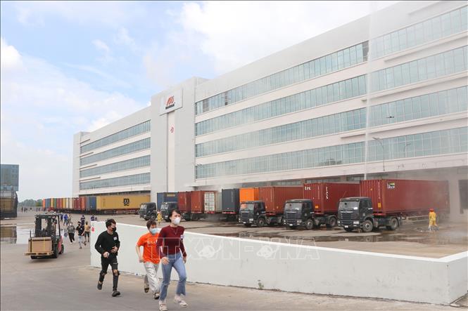 Lực lượng bảo vệ tại chỗ triển khai các biện pháp hướng dẫn người lao động thoát nạn. Ảnh: Thanh Vũ - TTXVN
