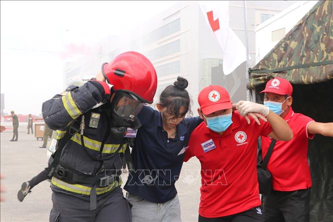 Lực lượng Hội Chữ Thập đỏ TP. Hồ Chí Minh và Phòng Cảnh sát PCCC và CNCH triển khai các biện pháp sơ cứu người bị nạn trong vụ cháy. Ảnh: Thanh Vũ - TTXVN
