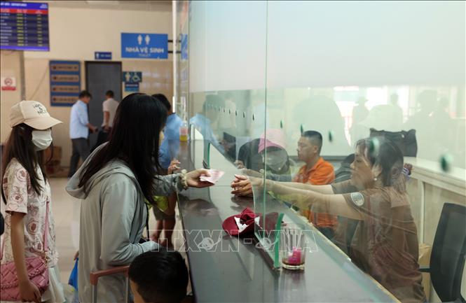 Người dân xếp hàng mua vé xe khách tại bến xe Giáp Bát chiều 28/8. Ảnh: Quốc Khánh - TTXVN