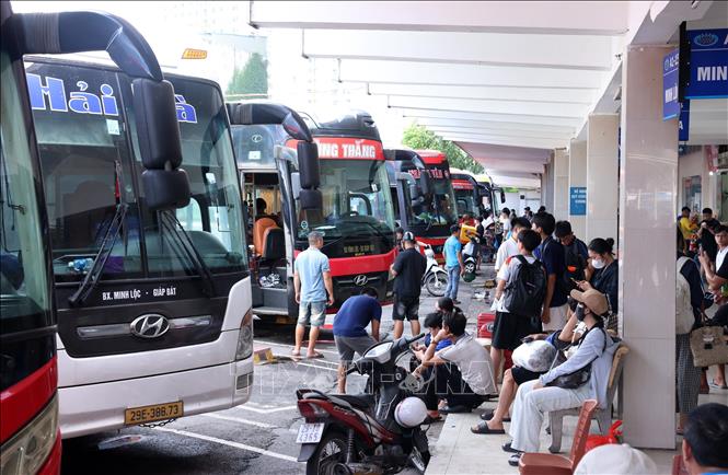 Bến xe Giáp Bát đông đúc trong buổi chiều của ngày làm việc cuối cùng trước kỳ nghỉ lễ 2/9. Ảnh: Quốc Khánh - TTXVN