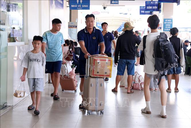 Người dân vội vã rời Hà Nội tại bến xe Giáp Bát trong buổi chiều của ngày làm việc cuối trước kỳ nghỉ 2/9. Ảnh: Quốc Khánh - TTXVN