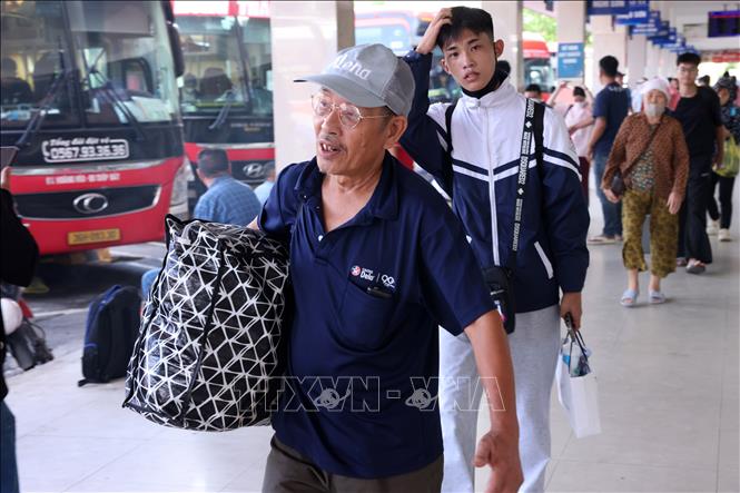 Người dân vội vã rời Hà Nội tại bến xe Giáp Bát trong buổi chiều của ngày làm việc cuối trước kỳ nghỉ 2/9. Ảnh: Quốc Khánh - TTXVN