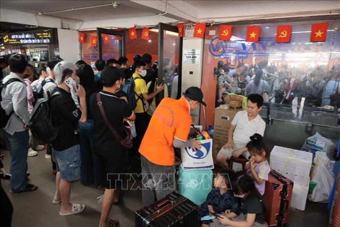 Lưu lượng hành khách tăng cao cuối giờ chiều ngày cuối cùng làm việc tại bến xe Nước Ngầm (Hà Nội). Ảnh; Hoàng Hiếu - TTXVN