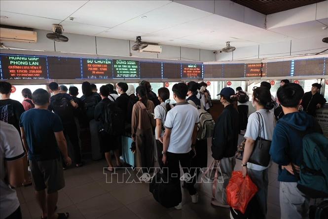 Lưu lượng hành khách tăng cao cuối giờ chiều ngày cuối cùng làm việc tại bến xe Nước Ngầm (Hà Nội). Ảnh; Hoàng Hiếu - TTXVN