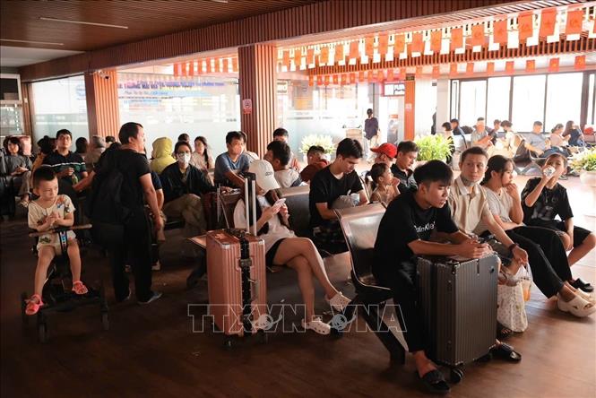 Lưu lượng hành khách tăng cao cuối giờ chiều ngày cuối cùng làm việc tại bến xe Nước Ngầm (Hà Nội). Ảnh; Hoàng Hiếu - TTXVN