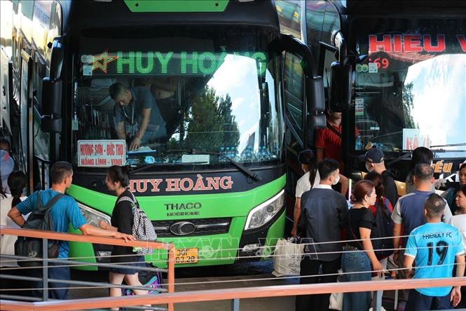 Lưu lượng hành khách tăng cao cuối giờ chiều ngày cuối cùng làm việc tại bến xe Nước Ngầm (Hà Nội). Ảnh; Hoàng Hiếu - TTXVN