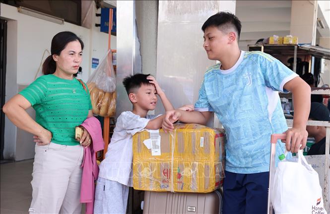 Một gia đình rời Hà Nội về quê nghỉ lễ 2/9 bằng phương tiện ô tô tại bến xe Giáp Bát. Ảnh: Quốc Khánh - TTXVN