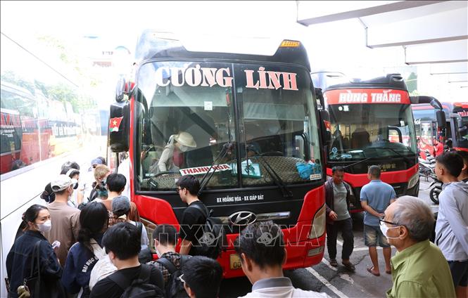 Bến xe Giáp Bát đông đúc, nhiều người dân phải xếp hàng chờ lên xe dưới nắng nóng chiều 28/8. Ảnh: Quốc Khánh - TTXVN