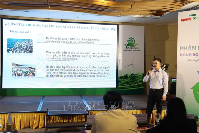 Ông Đỗ Tiến Đoàn, Phó Trưởng Phòng Quản lý chất thải, Cục Môi trường, Bộ Nông nghiệp và Môi trường, trình bày tham luận tại Hội thảo. Ảnh: Hồng Đạt - TTXVN