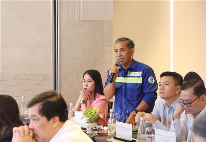 Ông Phạm Văn Khanh, Giám đốc Liên hiệp Hợp tác xã Môi trường Đồng Tâm, phường Bình Tiên, TP. Hồ Chí Minh, thảo luận tại Hội thảo. Ảnh: Hồng Đạt - TTXVN