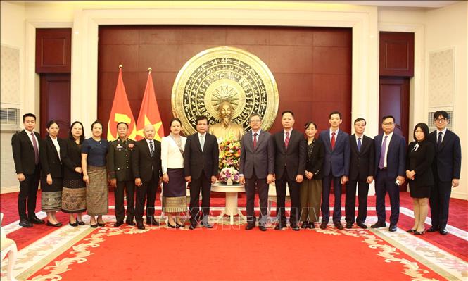 Cán bộ Đại sứ quán Lào và cán bộ Đại sứ quán Việt Nam tại Trung Quốc chụp ảnh lưu niệm tại sự kiện. Ảnh: Hải Yến - PV TTXVN tại Trung Quốc
