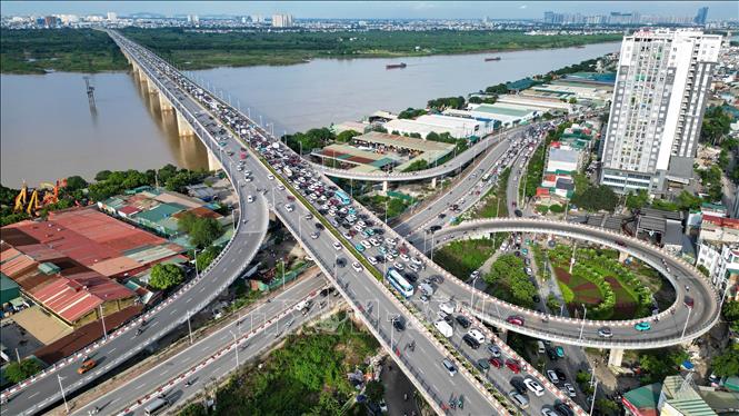Mật độ giao thông tăng cao trên cầu Vĩnh Tuy hướng ra ngoại thành. Ảnh: Minh Quyết - TTXVN