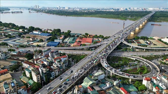 Mật độ giao thông tăng cao trên cầu Vĩnh Tuy hướng ra ngoại thành. Ảnh: Minh Quyết - TTXVN