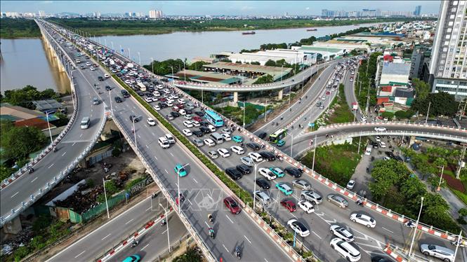 Mật độ giao thông tăng cao trên cầu Vĩnh Tuy hướng ra ngoại thành. Ảnh: Minh Quyết - TTXVN