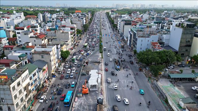 Càng về cuối chiều, mật độ giao thông càng tăng hướng ra ngoại thành. Ảnh: Minh Quyết - TTXVN