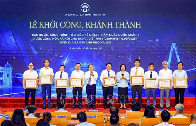 Lãnh đạo thành phố Hà Nội trao bằng khen, ghi nhận các đơn vị tham gia triển khai những dự án, công trình tiêu biểu trên địa bàn Thủ đô. Ảnh: Trung Nguyên - TTXVN