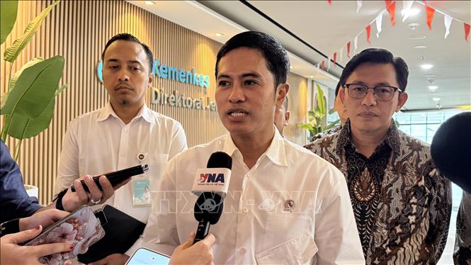 Thứ trưởng Bộ Y tế Indonesia Dante Saksono Harbuwono trả lời phỏng vấn TTXVN tại Indonesia. Ảnh Minh Thái - Phóng viên TTXVN tại Indonesia. 