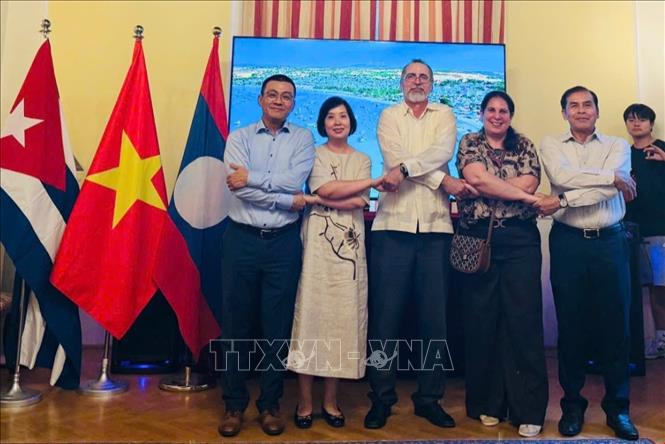 Các Đại sứ Việt Nam, Lào và Cuba tại Áo chụp ảnh lưu niệm. Ảnh: TTXVN phát