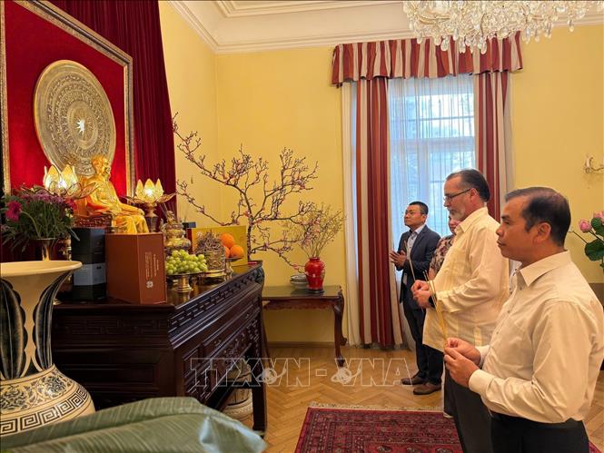 Đại sứ Việt Nam tại Áo Vũ Lê Thái Hoàng cùng Đại sứ Cuba và Đại sứ Lào dâng hương Chủ tịch Hồ Chí Minh tại Đại sứ quán Việt Nam tại Áo. Ảnh: TTXVN phát