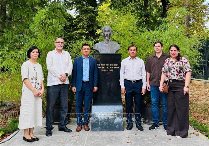 Đại sứ Việt Nam tại Cộng hòa Áo Vũ Lê Thái Hoàng (áo đen) cùng đại sứ các nước chụp ảnh lưu niệm bên tượng Chủ tịch Hồ Chí Minh. Ảnh: TTXVN phát