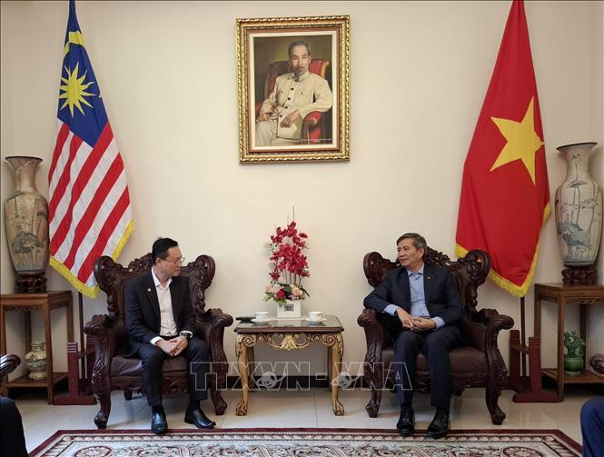 Đại sứ Việt Nam tại Malaysia Đinh Ngọc Linh (bên phải) tiếp Đại sứ Lào Thepthavone Sengmany. Ảnh: Bùi Hoàn - PV TTXVN tại Malaysia