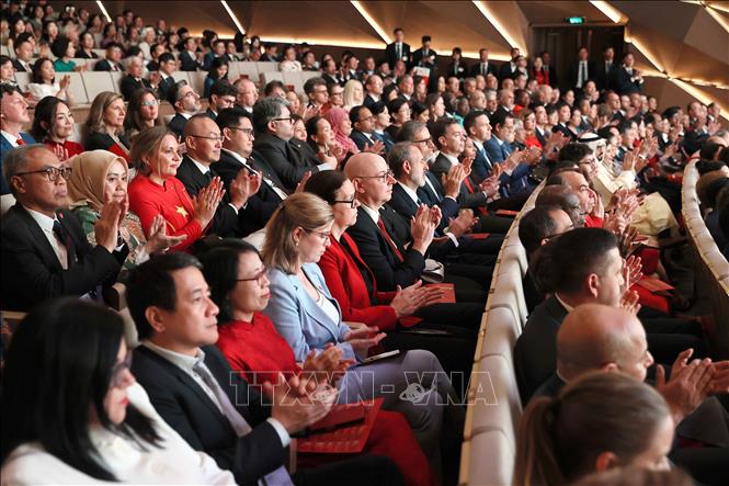 Các đại biểu quốc tế và trong nước tham dự buổi lễ. Ảnh: An Đăng - TTXVN