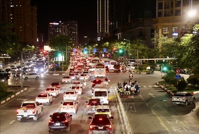 Ngã tư Xuân La - Võ Chí Công các phương tiện di chuyển rất khó khăn. Ảnh: Quốc Khánh - TTXVN