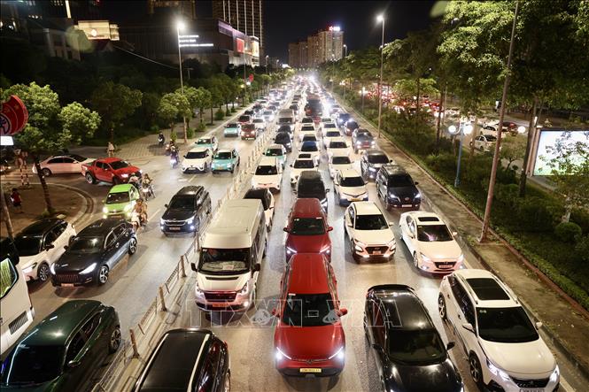 Các phương tiện mất hàng giờ để di chuyển rời Thủ đô trong tối muộn. Ảnh: Quốc Khánh - TTXVN