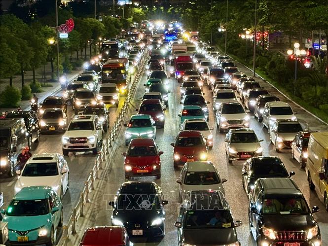 Các phương tiện vất vả rời Thủ đô trên đường Võ Chí Công. Ảnh: Quốc Khánh - TTXVN