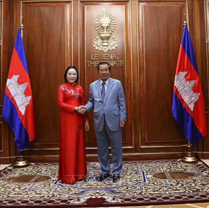 Chủ tịch Thượng viện Campuchia Hun Sen chào đón Phó Chủ tịch Quốc hội Nguyễn Thị Thanh. Ảnh: Minh Hưng - PV TTXVN tại Campuchia
