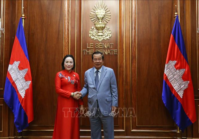 Chủ tịch Thượng viện Campuchia Hun Sen chào đón Phó Chủ tịch Quốc hội Nguyễn Thị Thanh. Ảnh: Minh Hưng - PV TTXVN tại Campuchia