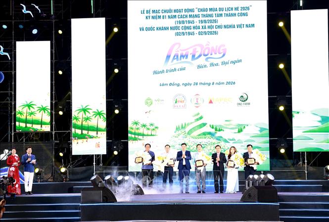 Lãnh đạo tỉnh Lâm Đồng trao biểu trưng cho các nhà tài trợ, đồng hành cùng chương trình. Ảnh: Hưng Thịnh – TTXVN