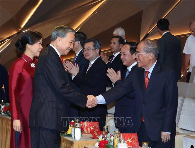 Tổng Bí thư, Chủ tịch nước Tô Lâm và Phu nhân với các đại biểu dự Lễ kỷ niệm 81 năm Quốc khánh 2/9. Ảnh: Thống Nhất – TTXVN