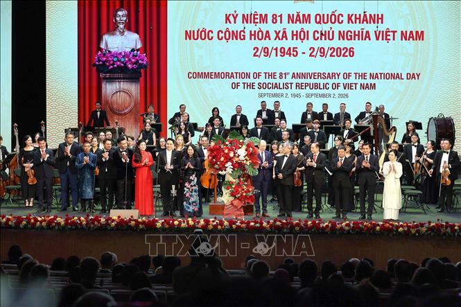 Bộ trưởng Bộ Ngoại giao Lê Hoài Trung và Bộ trưởng Bộ Văn hóa, Thể thao và Du lịch Lâm Thị Phương Thanh cùng Đại sứ Uruguay Raúl Juan Pollak Giampietro, đại diện Đoàn Ngoại giao tại Việt Nam tặng hoa chúc mừng các nghệ sĩ. Ảnh: An Đăng - TTXVN