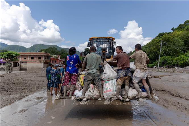 Người dân được sơ tán sau thảm họa lũ lụt và lở đất ở Nuwakot, Nepal, ngày 27/8/2026. Ảnh: THX/TTXVN phát